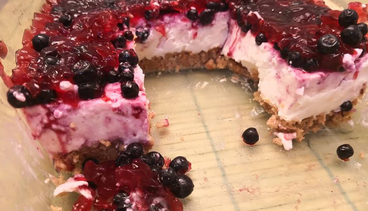 vanilla cheesecake with oatmeal cookie crust and blueberries jelly recipe