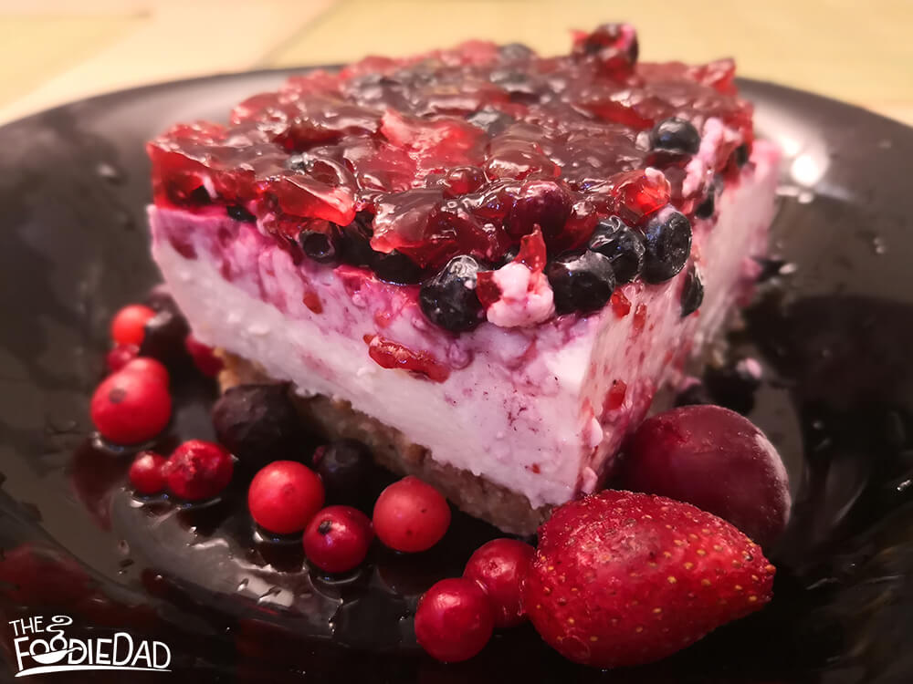 vanilla cheesecake with oatmeal cookie crust and blueberries jelly